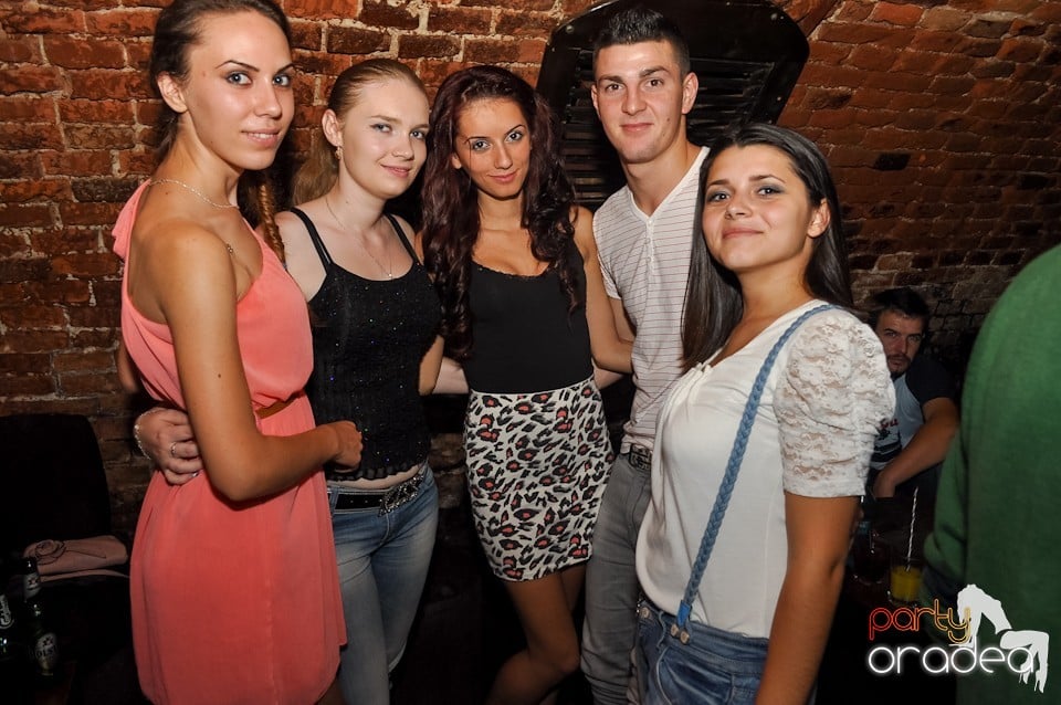 Distracţie în Club Escape, 