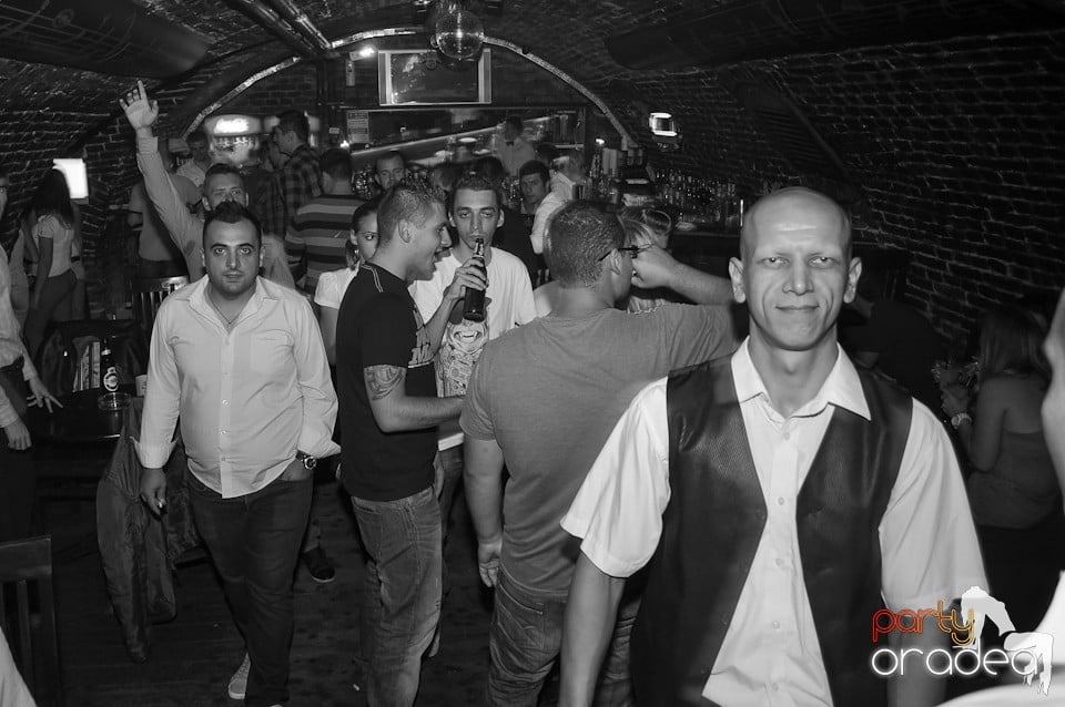 Distracţie în Club Escape,