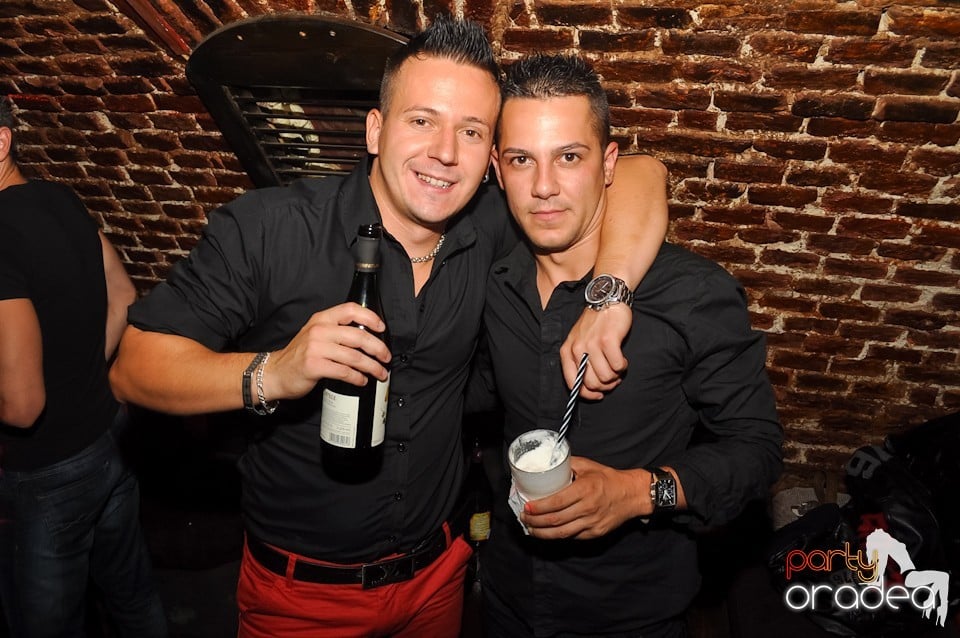 Distracţie în Club Escape,