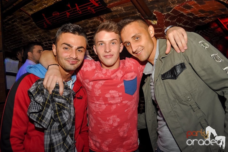 Distracţie în Club Escape,
