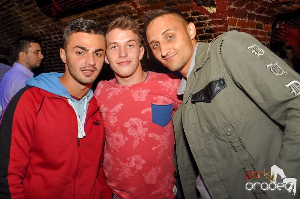 Distracţie în Club Escape,