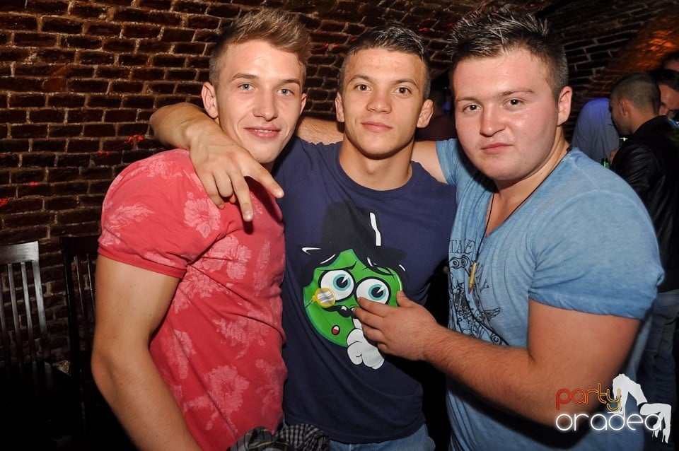 Distracţie în Club Escape,