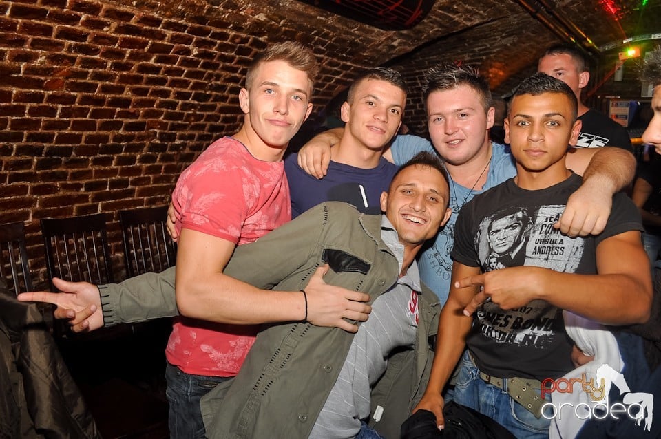 Distracţie în Club Escape,