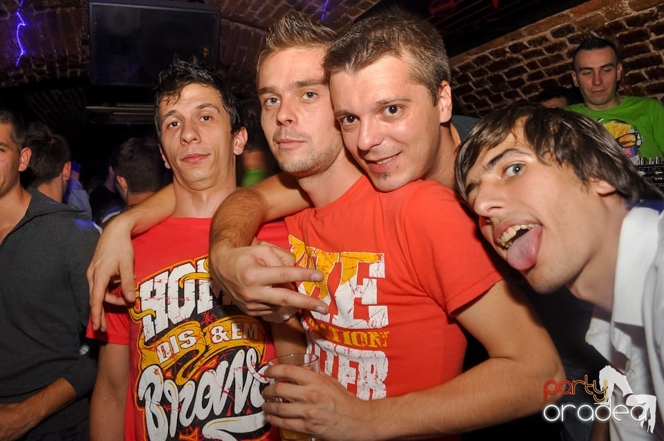 Distracţie în Club Escape,