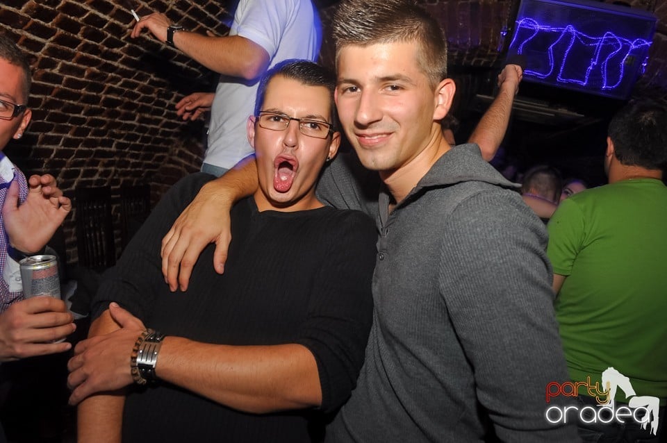 Distracţie în Club Escape,