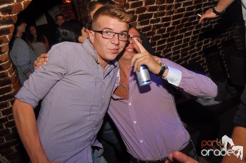 Distracţie în Club Escape,