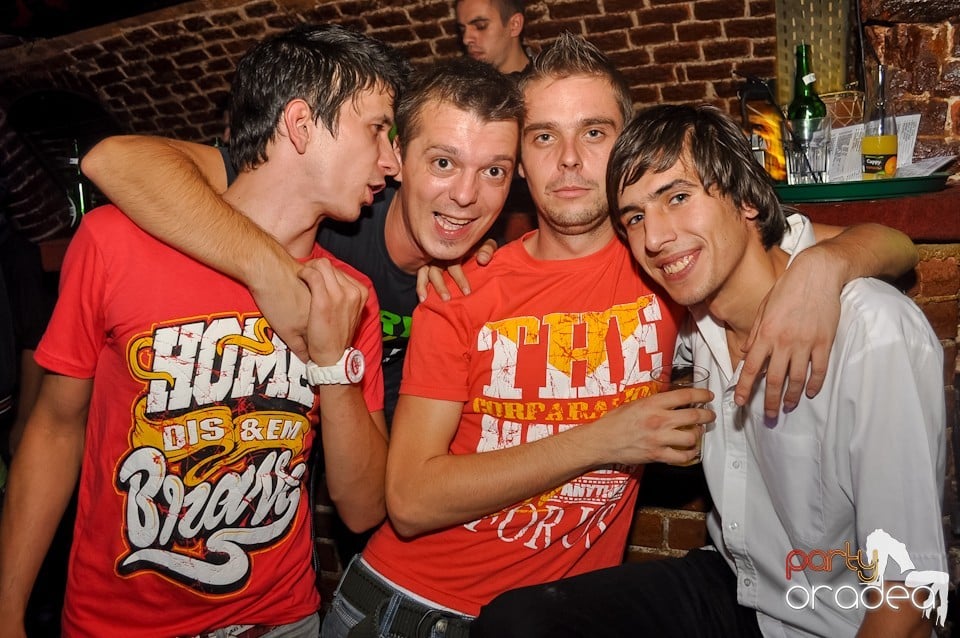 Distracţie în Club Escape,