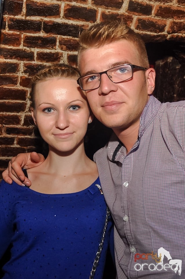Distracţie în Club Escape,