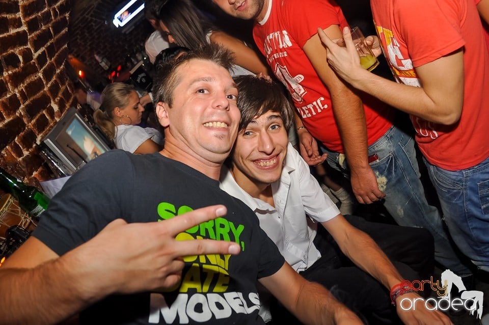 Distracţie în Club Escape,