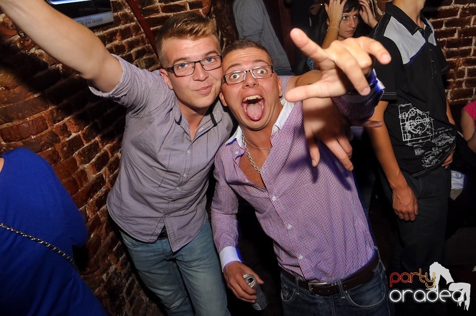 Distracţie în Club Escape,