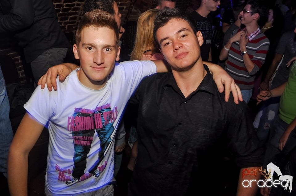 Distracţie în Club Escape,