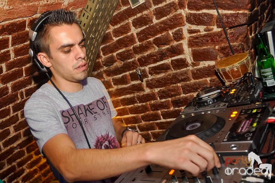 Distracţie în Club Escape,