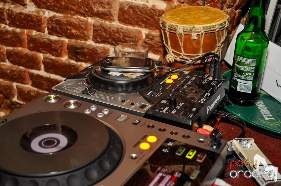 Distracţie în Club Escape,