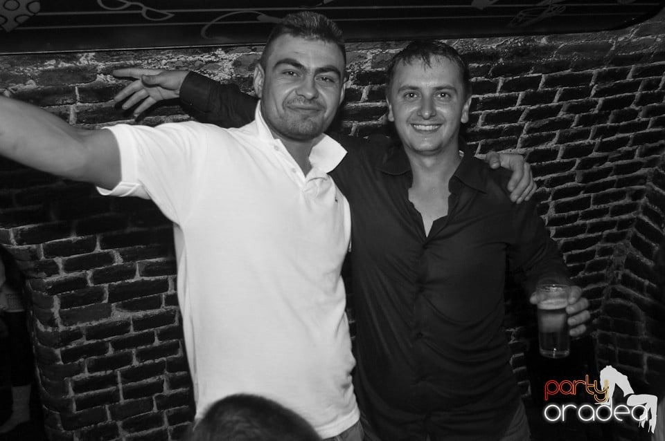 Distracţie în Club Escape,