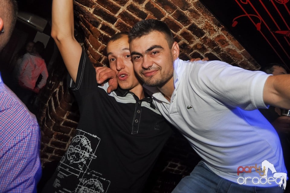 Distracţie în Club Escape, 