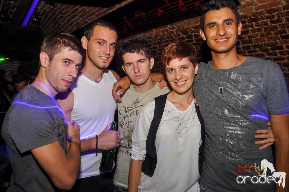 Distracţie în Club Escape,