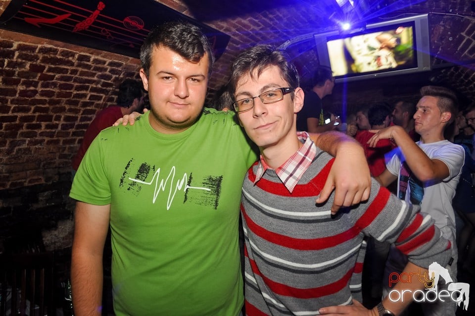 Distracţie în Club Escape,