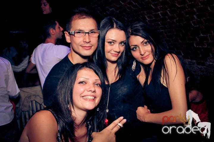 Distracţie în Club Escape, 