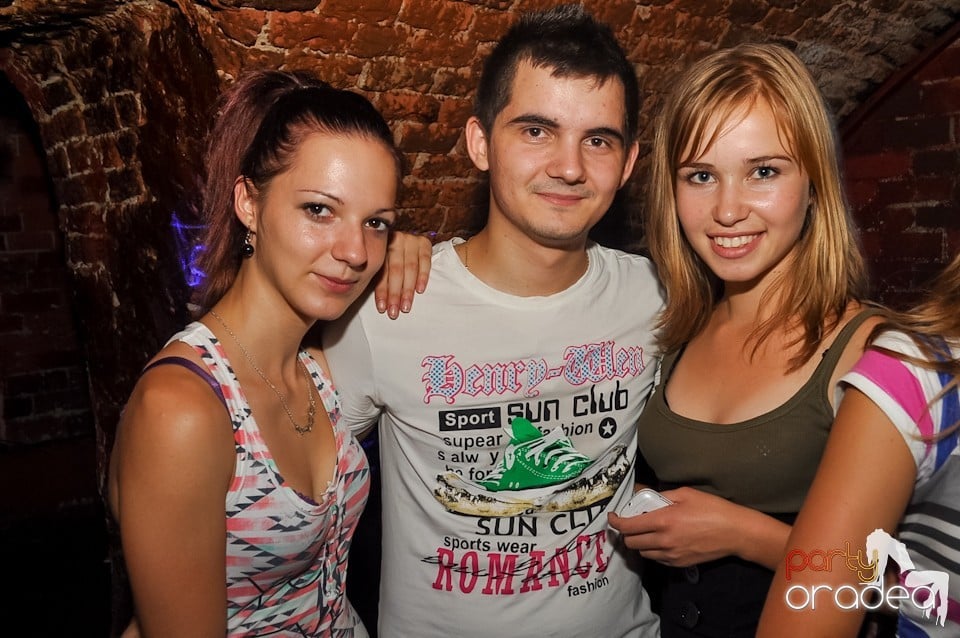 Distracţie în Club Escape,