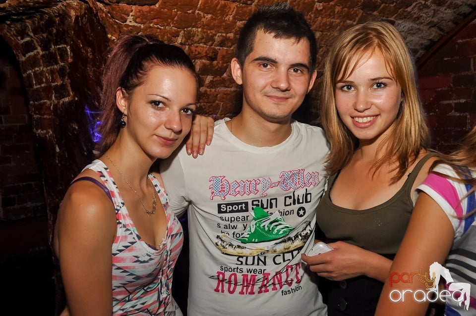 Distracţie în Club Escape, 