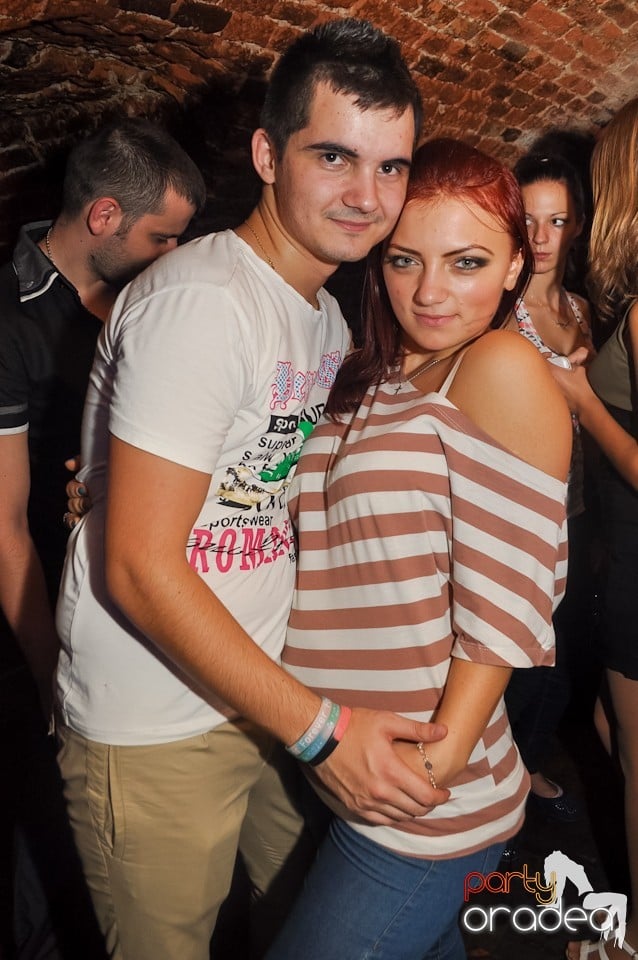 Distracţie în Club Escape,