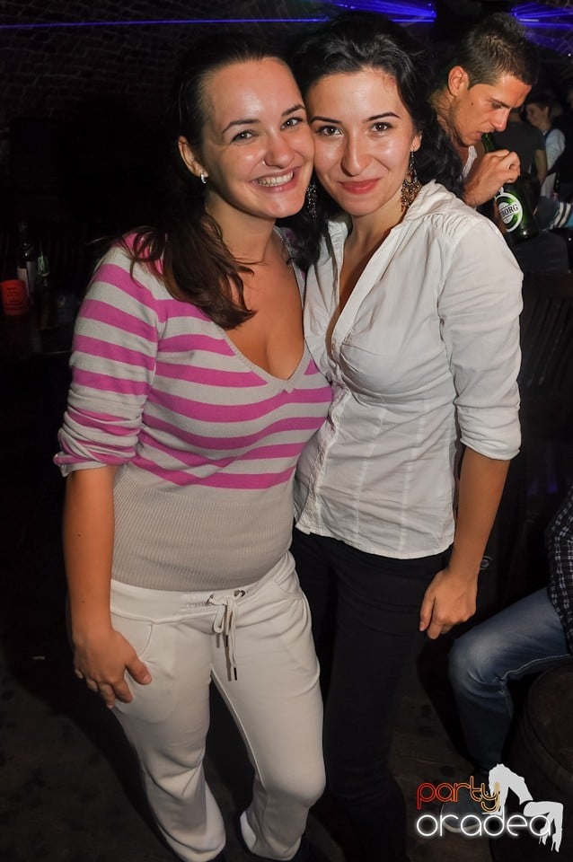 Distracţie în Club Escape,