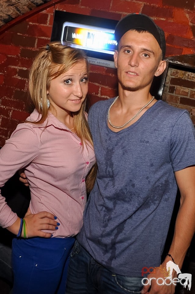 Distracţie în Club Escape,