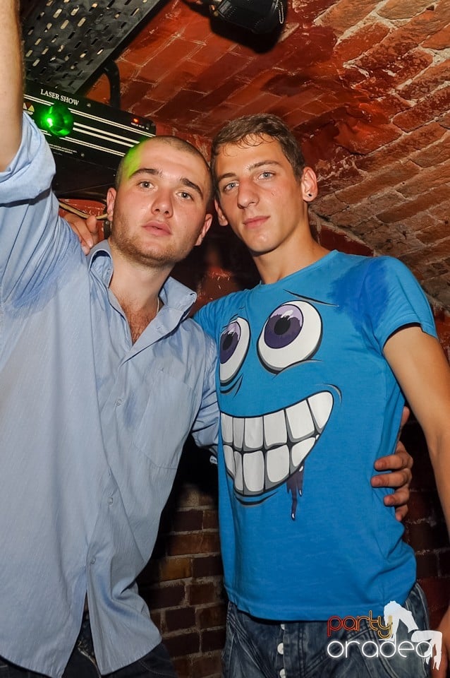 Distracţie în Club Escape,