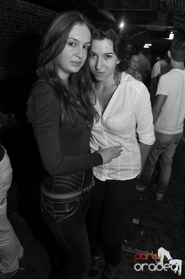 Distracţie în Club Escape,
