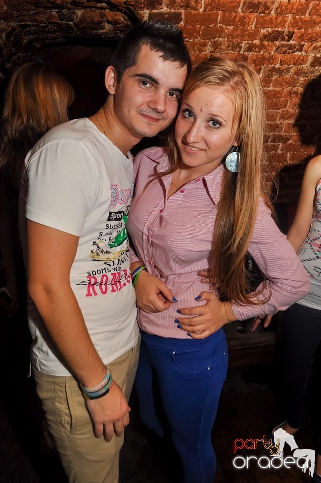 Distracţie în Club Escape,