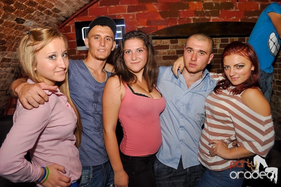 Distracţie în Club Escape,