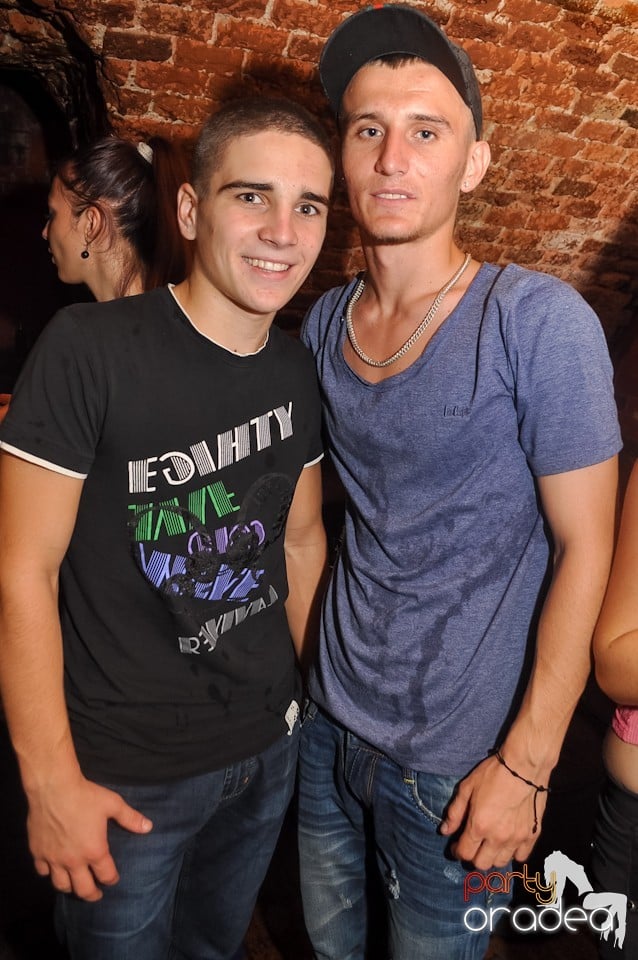 Distracţie în Club Escape,
