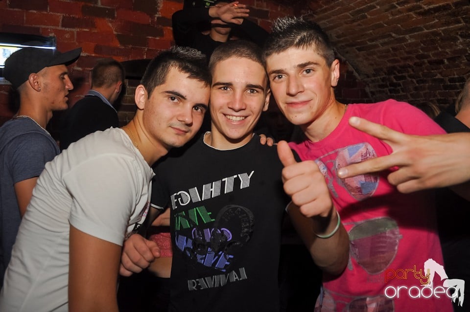Distracţie în Club Escape,