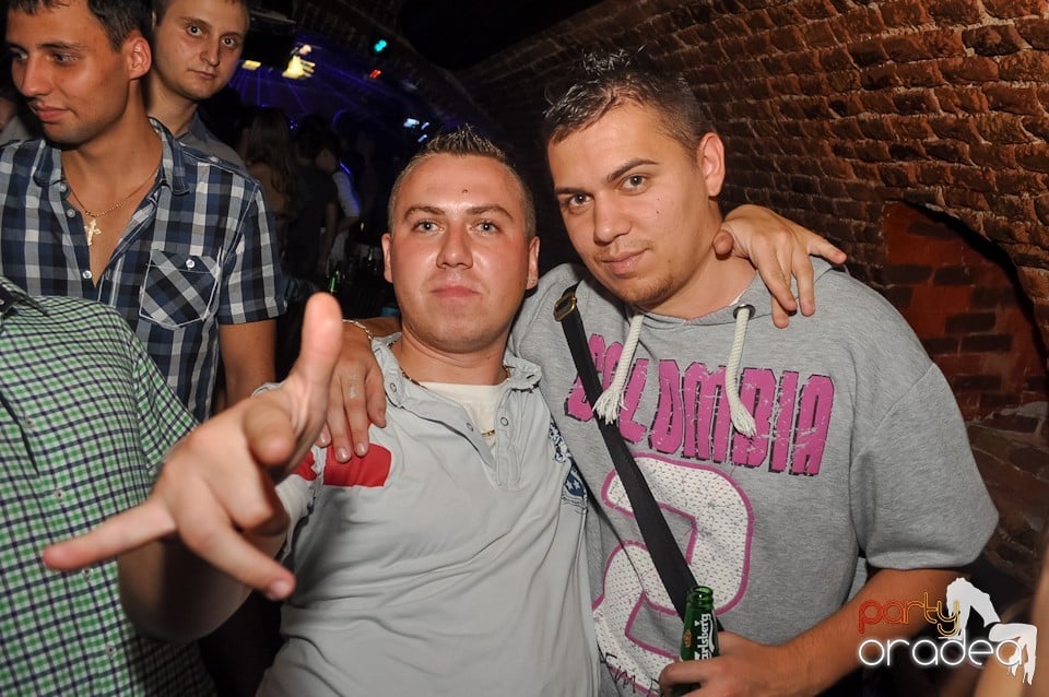 Distracţie în Club Escape,