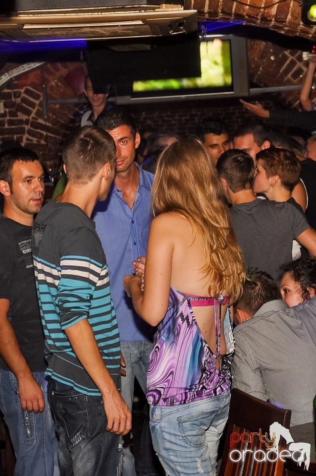 Distracţie în Club Escape,