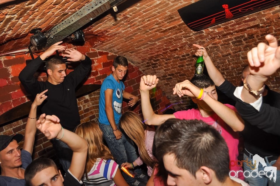 Distracţie în Club Escape,