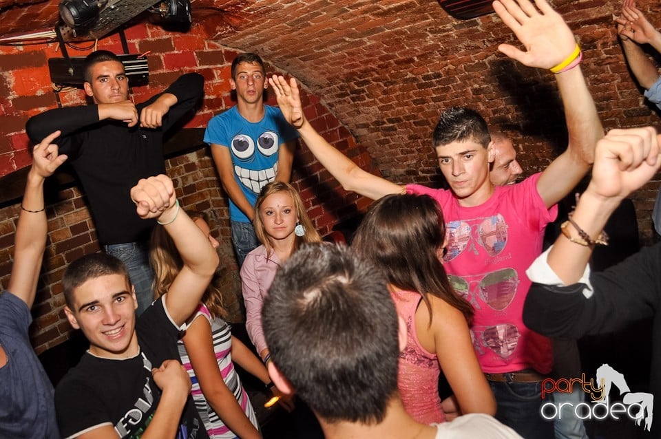 Distracţie în Club Escape,