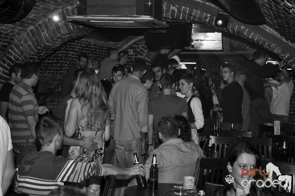 Distracţie în Club Escape,