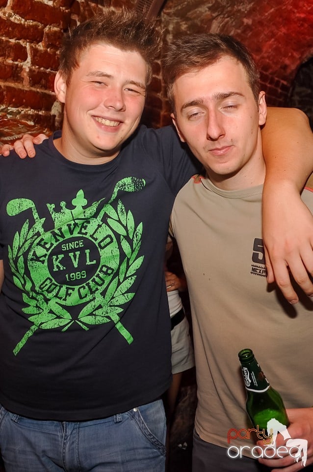 Distracţie în Club Escape,