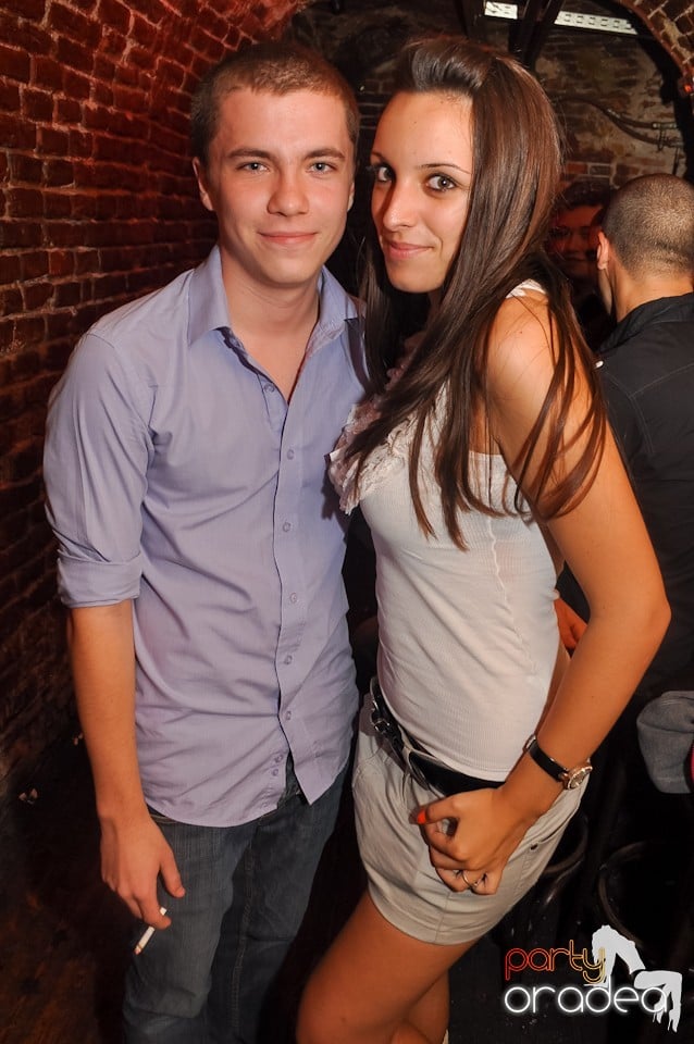 Distracţie în Club Escape,