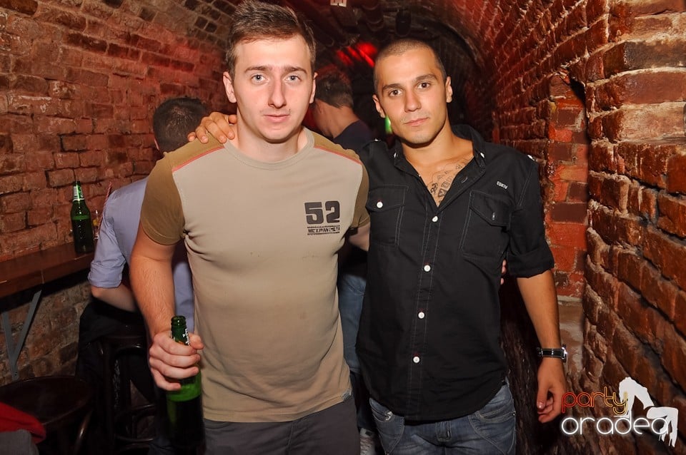 Distracţie în Club Escape,
