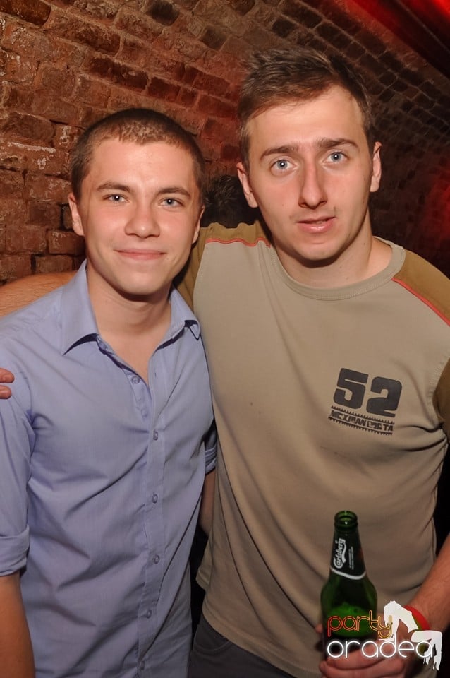 Distracţie în Club Escape,