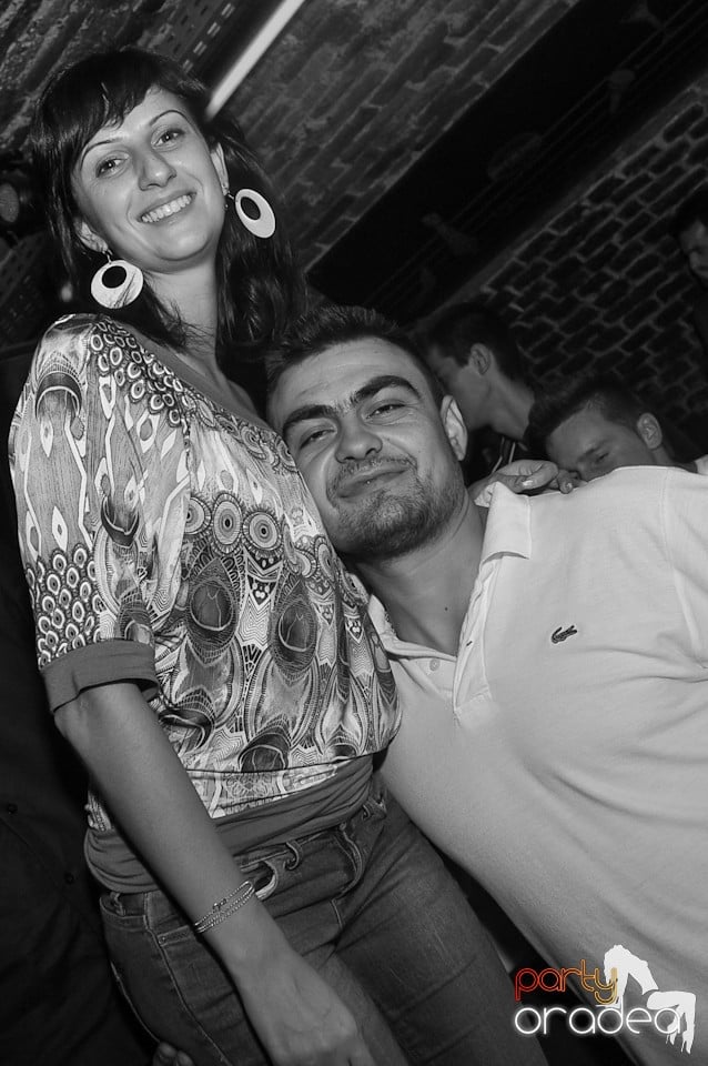 Distracţie în Club Escape,