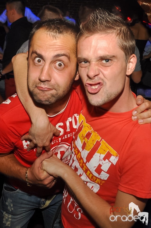Distracţie în Club Escape,