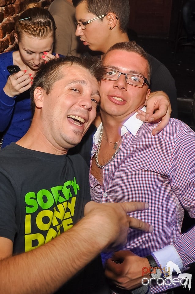 Distracţie în Club Escape,