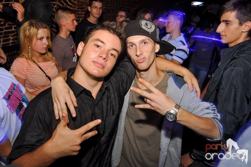 Distracţie în Club Escape,