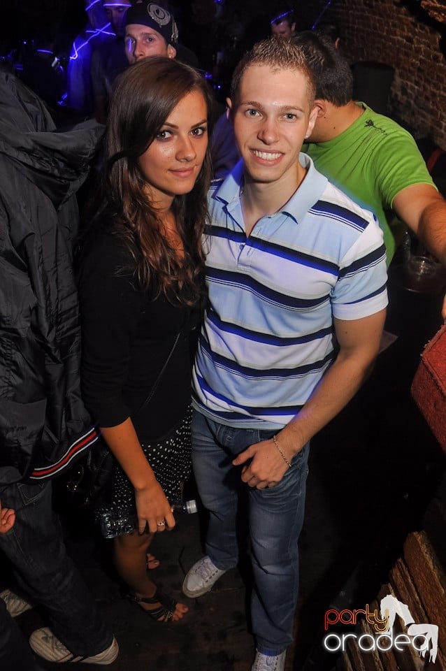 Distracţie în Club Escape,