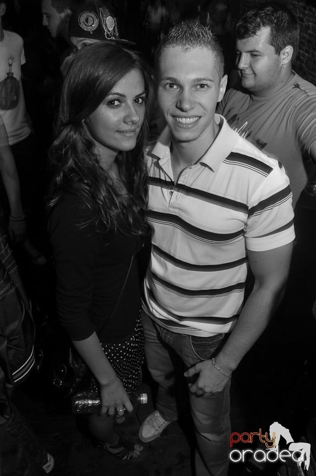 Distracţie în Club Escape,