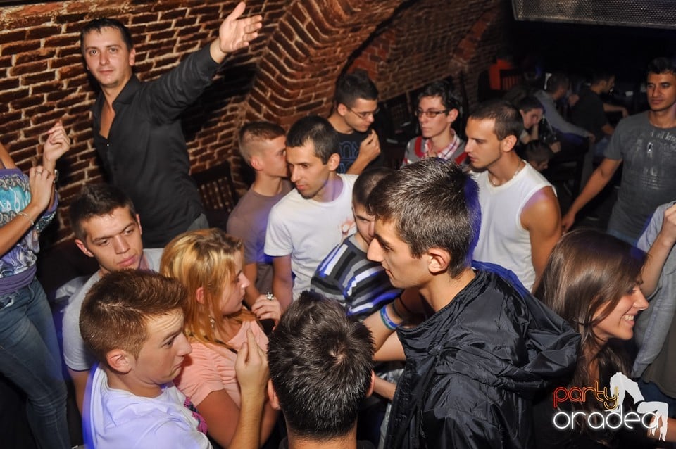 Distracţie în Club Escape,