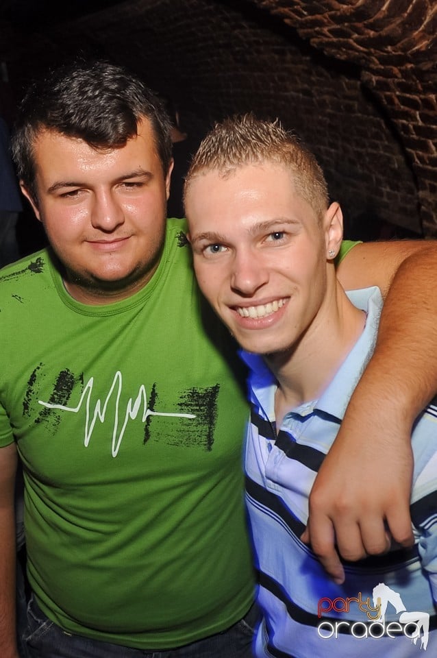 Distracţie în Club Escape,